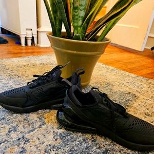 Nike Air Max 270 ALL BLACK!